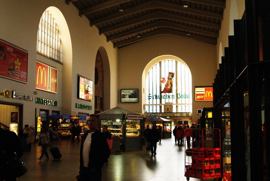 Ort: BERLIN     Nikon D200   31mm   f: 3.5   1/320 sec   ISO 1000